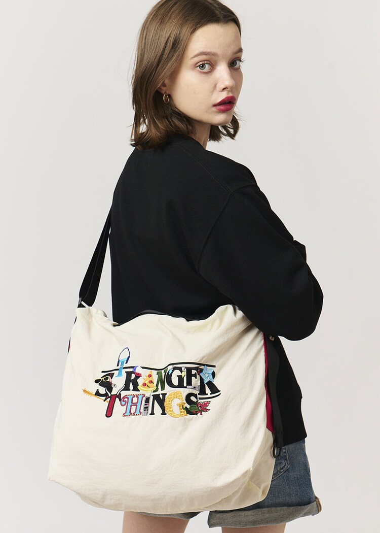 STRANGER THINGS｜ナイロンショルダーバッグ（4900円） [画像 