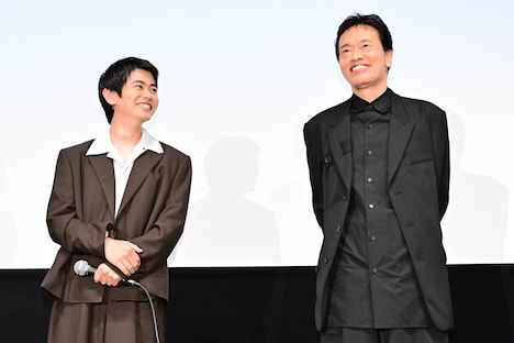 左から黒崎煌代、遠藤憲一