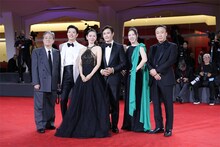 第82回ヴェネツィア国際映画祭に参加した「No Other Choice（英題）」のスタッフ、キャスト。左からパク・チャヌク、パク・ヒスン、ソン・イェジン、イ・ビョンホン、ヨム・ヘラン、イ・ソンミン