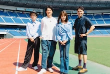 「タビフクヤマ」日産スタジアムでの4ショット。左からリリー・フランキー、福山雅治、有村架純、満島真之介