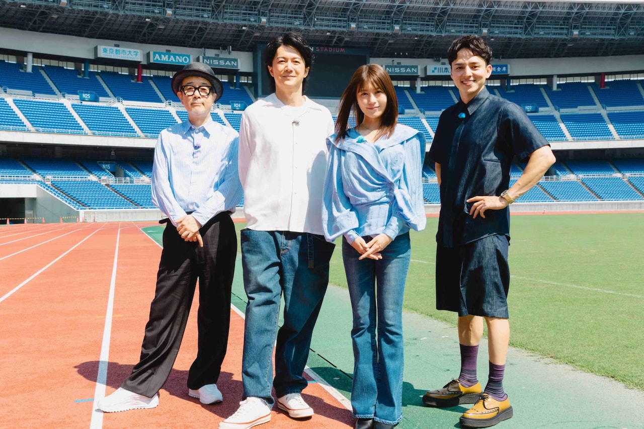 「タビフクヤマ」日産スタジアムでの4ショット。左からリリー・フランキー、福山雅治、有村架純、満島真之介