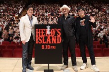 「宝島」特別上映会にて、左からジョン・カビラ、真藤順丈、大友啓史