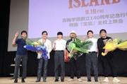 「宝島」特別上映会にて、学生たちと記念撮影するジョン・カビラ（左から2番目）、真藤順丈（中央）、大友啓史（右から2番目）