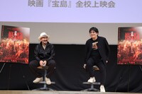 左から真藤順丈、大友啓史