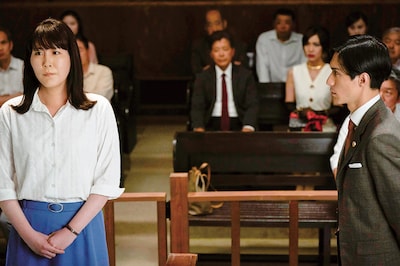 映画「ブルーボーイ事件」より、中川未悠演じるサチ（左）