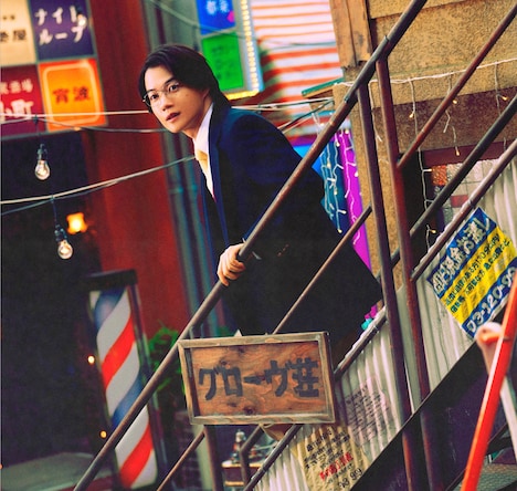 「もしもこの世が舞台なら、楽屋はどこにあるのだろう」神木隆之介演じる蓬莱省吾のキャラクタービジュアル