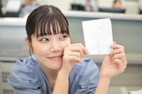 映画「ミーツ・ザ・ワールド」メイキング写真。監督の松居大悟の似顔絵を描いた加藤千尋