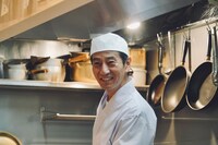 「ワカコ酒 Season9」場面写真。津田寛治演じる「こもり亭」の大将