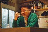 「ワカコ酒 Season9」場面写真。第1夜「たまらない鉄板焼き」にゲスト出演するマキタスポーツ