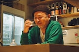 「ワカコ酒 Season9」場面写真。第1夜「たまらない鉄板焼き」にゲスト出演するマキタスポーツ