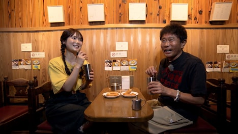 「ごぶごぶ」2025年9月6日放送回。浜田雅功（右）は小野花梨（左）に苦いコーヒーを飲まされる