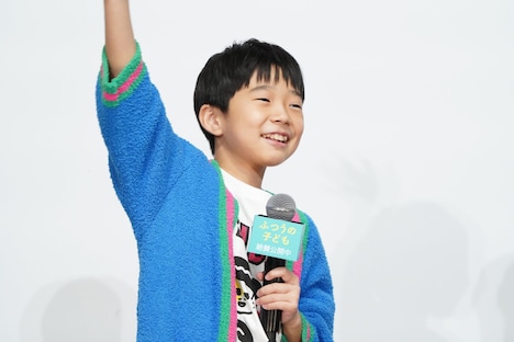 観客に手を振る嶋田鉄太