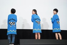 衣装の背面デザインを見せる嶋田鉄太（左）瑠璃（中央）、味元耀大（右）