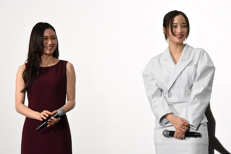 左から二階堂ふみ、広瀬すず