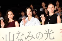「遠い山なみの光」公開記念舞台挨拶の様子。左から二階堂ふみ、広瀬すず、吉田羊