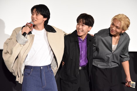 肩を組む櫻井海音（左）、鈴木福（中央）、吉田剛明（右）