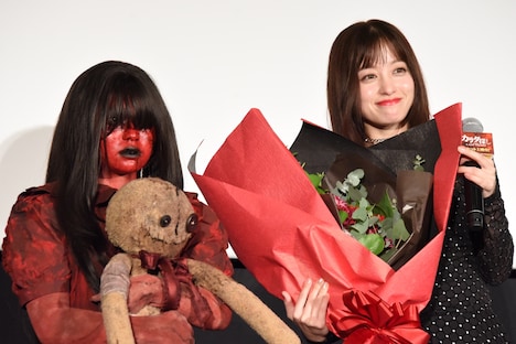 “赤い人”（左）から恐る恐る花束を受け取った橋本環奈（右）