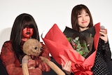 “赤い人”(左)から恐る恐る花束を受け取った橋本環奈(右)