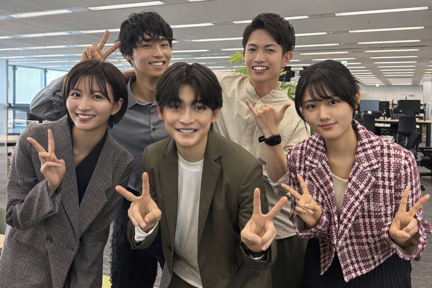 縦型ショートドラマ「この恋は、理想形。」キャスト。上段左から八村倫太郎、綱啓永。下段左から岡崎紗絵、高橋文哉、原菜乃華