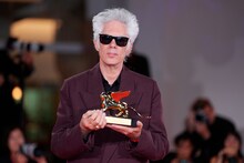 第82回ヴェネツィア国際映画祭で金獅子賞のトロフィーを手にするジム・ジャームッシュ。（写真提供：picture alliance / Rocco Spaziani / Newscom / ゼータ イメージ）