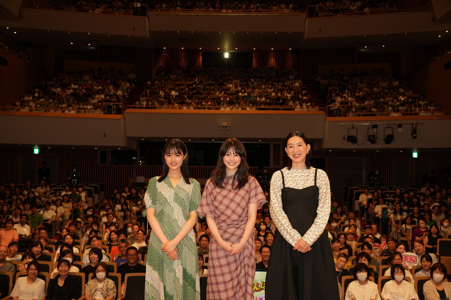 「あんぱん」ファン感謝祭の様子。左から原菜乃華、今田美桜、江口のりこ