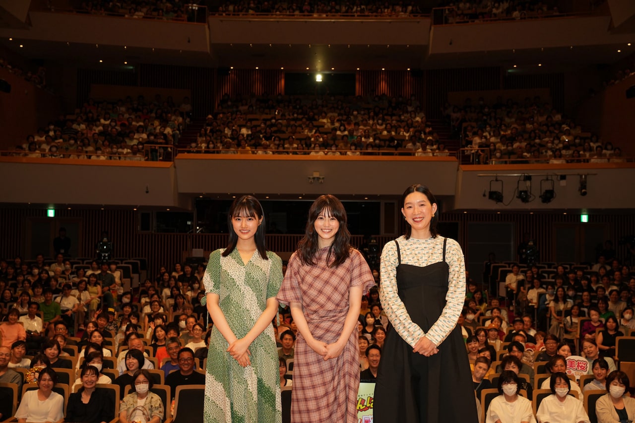 「あんぱん」ファン感謝祭の様子。左から原菜乃華、今田美桜、江口のりこ