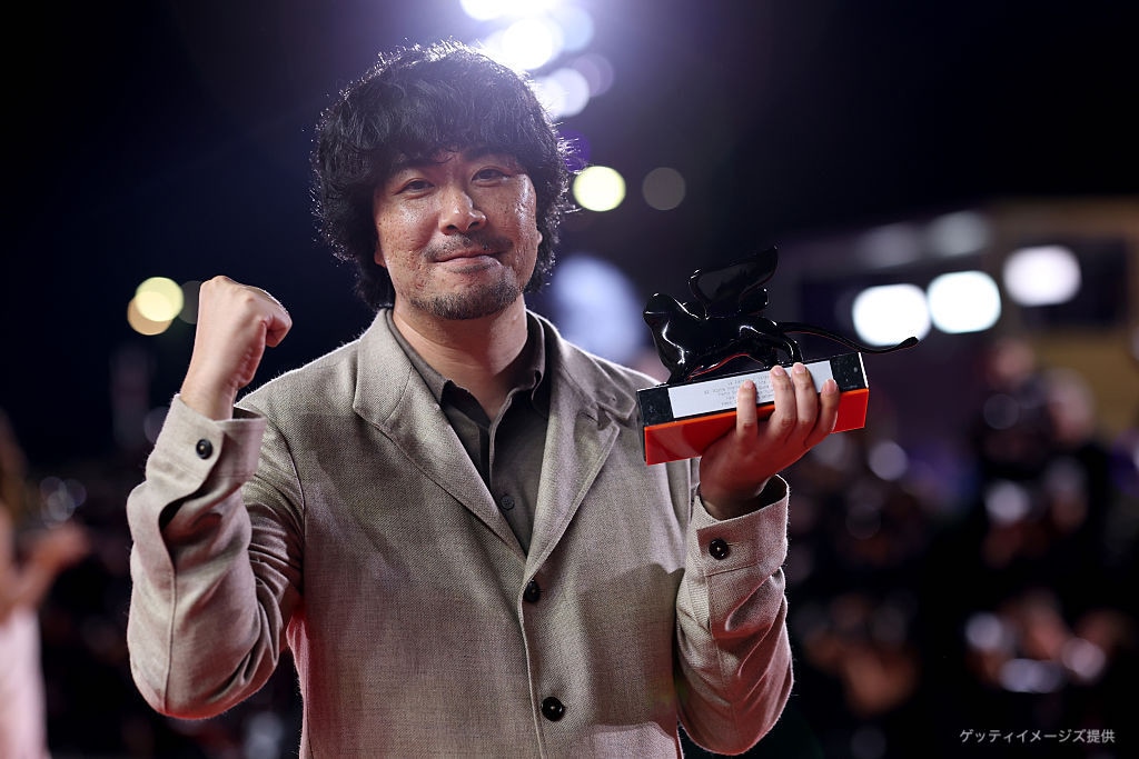 第82回ヴェネツィア国際映画祭授賞式に出席した藤元明緒