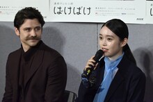 左からトミー・バストウ、髙石あかり