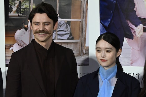 左からトミー・バストウ、髙石あかり