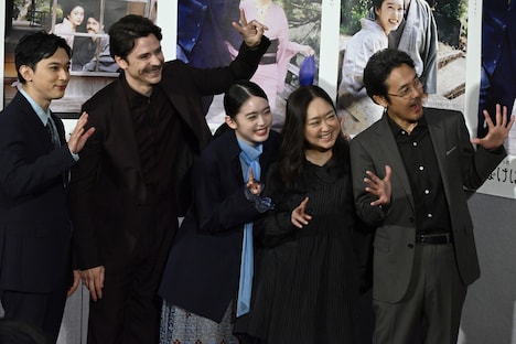 和気あいあいとポーズを取る「ばけばけ」キャストたち。左から吉沢亮、トミー・バストウ、髙石あかり、池脇千鶴、岡部たかし