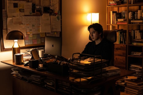 「ブロークン 復讐者の夜」場面写真。事件の鍵を握るベストセラー作家ホリョン（キム・ナムギル）