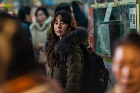 「ブロークン 復讐者の夜」場面写真。ソクテの死後、姿を消した妻ムニョン（ユ・ダイン）