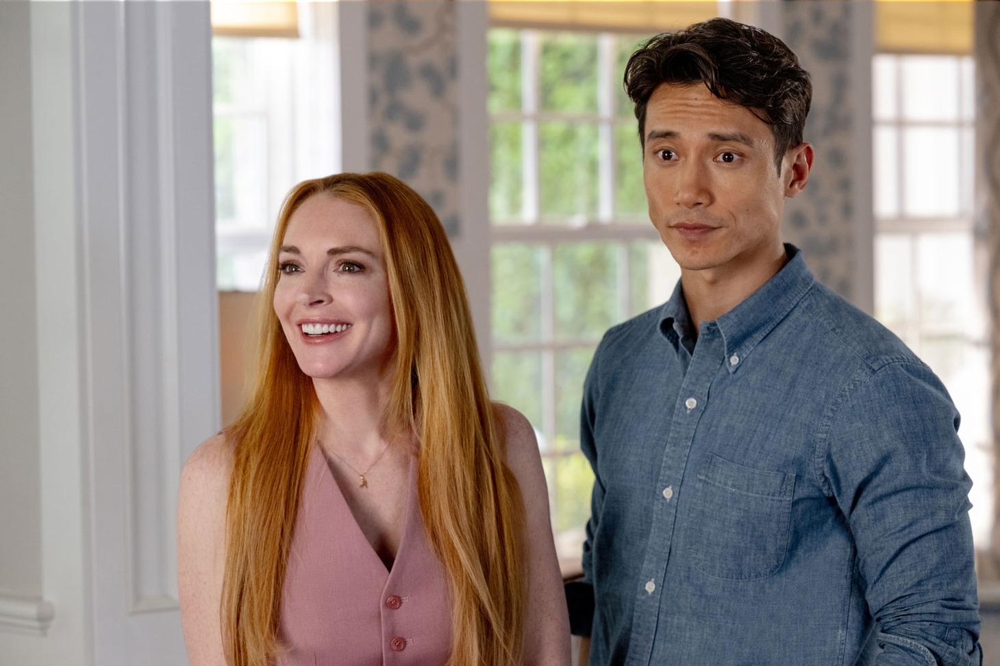 「シャッフル・フライデー」場面写真。左からアンナ（リンジー・ローハン）、エリック（マニー・ジャシント）