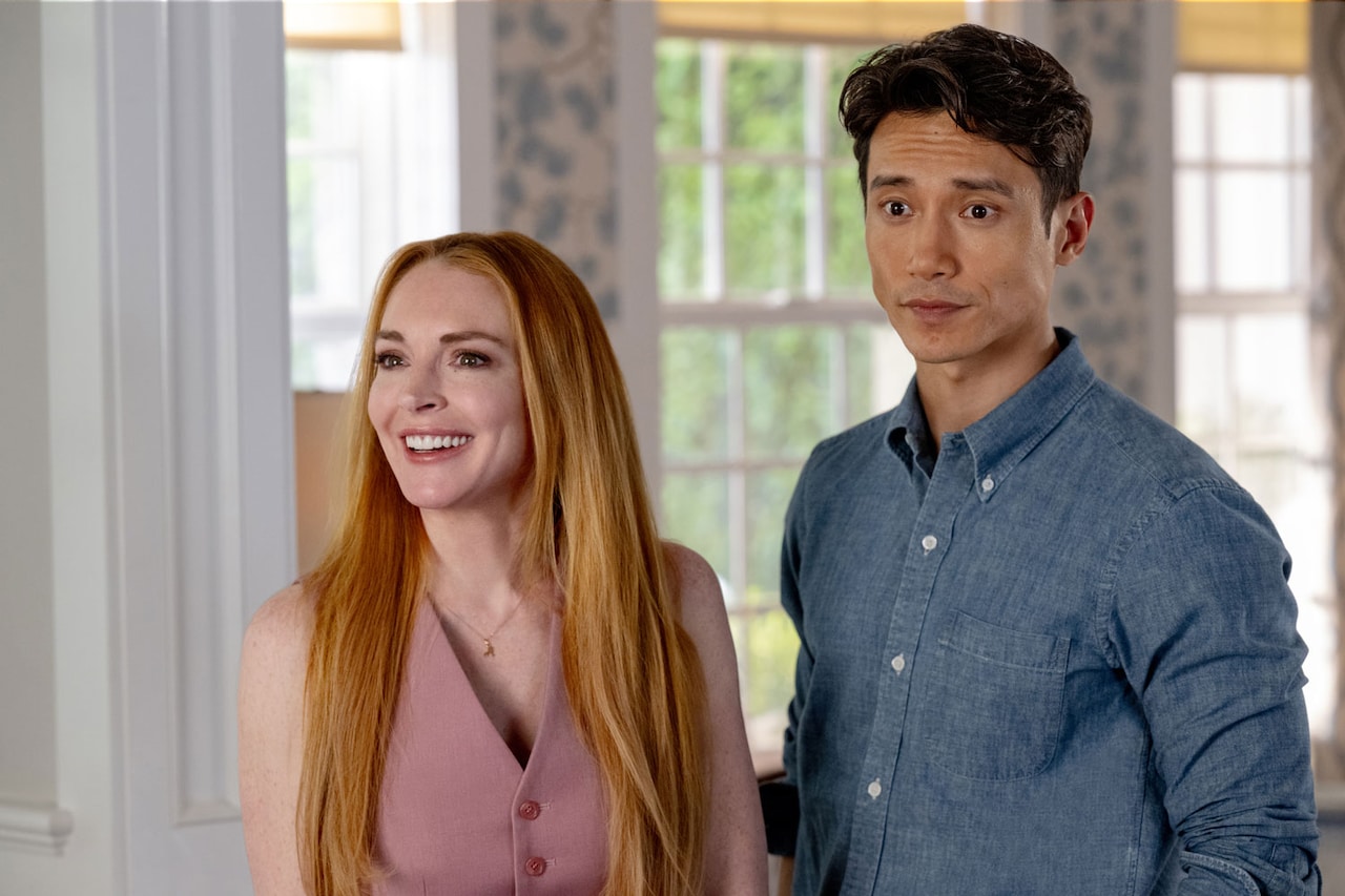 「シャッフル・フライデー」場面写真。左からアンナ（リンジー・ローハン）、エリック（マニー・ジャシント）