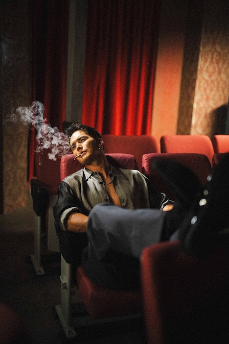 ドラマ「もしもこの世が舞台なら、楽屋はどこにあるのだろう」より、市原隼人演じるトニー安藤