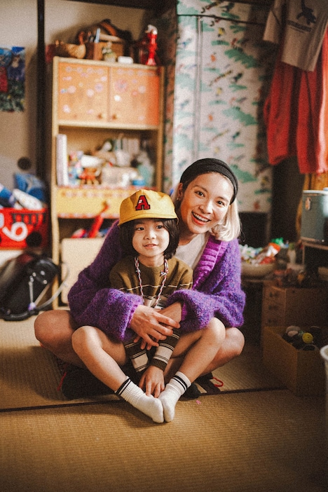 ドラマ「もしもこの世が舞台なら、楽屋はどこにあるのだろう」より、秋元才加演じる毛脛モネ（奥）と佐藤大空演じる朝雄（手前）