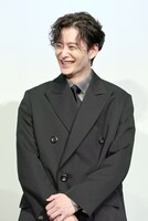 「アフター・ザ・クエイク」舞台挨拶付きプレミア上映より、佐藤浩市のボケに笑う岡田将生