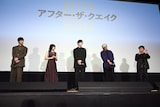 「アフター・ザ・クエイク」舞台挨拶付きプレミア上映の様子。左から渡辺大知、鳴海唯、岡田将生、佐藤浩市、井上剛