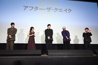 「アフター・ザ・クエイク」舞台挨拶付きプレミア上映の様子。左から渡辺大知、鳴海唯、岡田将生、佐藤浩市、井上剛