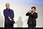 「アフター・ザ・クエイク」舞台挨拶付きプレミア上映より、左から佐藤浩市、井上剛