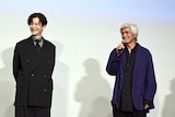 「アフター・ザ・クエイク」舞台挨拶付きプレミア上映より、佐藤浩市（右）にこれまでの努力を褒められた岡田将生（左）