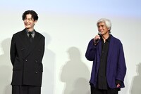 「アフター・ザ・クエイク」舞台挨拶付きプレミア上映より、佐藤浩市（右）にこれまでの努力を褒められた岡田将生（左）
