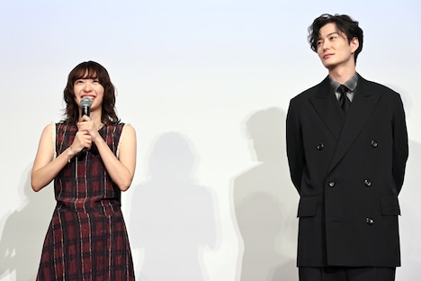 「アフター・ザ・クエイク」舞台挨拶付きプレミア上映の様子。左から鳴海唯、岡田将生