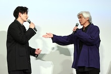 「アフター・ザ・クエイク」舞台挨拶付きプレミア上映より、「ボけてるだろ！」と岡田将生（左）にツッコむ佐藤浩市（右）