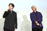 「アフター・ザ・クエイク」舞台挨拶付きプレミア上映より、岡田将生（左）に「浩市さんのような日本を代表する俳優に」と言われ、照れる佐藤浩市（右）