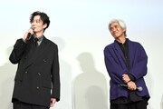 「アフター・ザ・クエイク」舞台挨拶付きプレミア上映より、岡田将生（左）に「浩市さんのような日本を代表する俳優に」と言われ、照れる佐藤浩市（右）