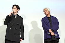 「アフター・ザ・クエイク」舞台挨拶付きプレミア上映より、岡田将生（左）に「浩市さんのような日本を代表する俳優に」と言われ、照れる佐藤浩市（右）