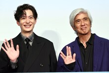 「アフター・ザ・クエイク」舞台挨拶付きプレミア上映より、左から岡田将生、佐藤浩市