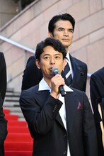 手前から妻夫木聡、尚玄