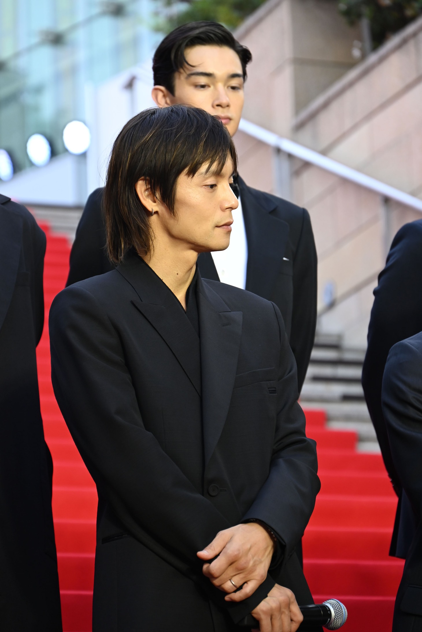 手前から窪田正孝、栄莉弥